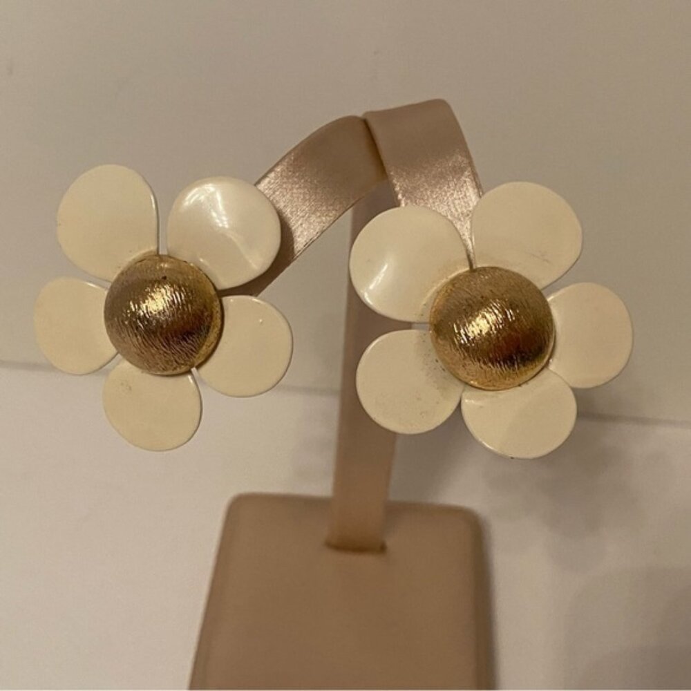 SARAH COVENTRY EARRINGS VINTAGE CLIP FLOWERS DAISY WHITE ENAMEL GOLD